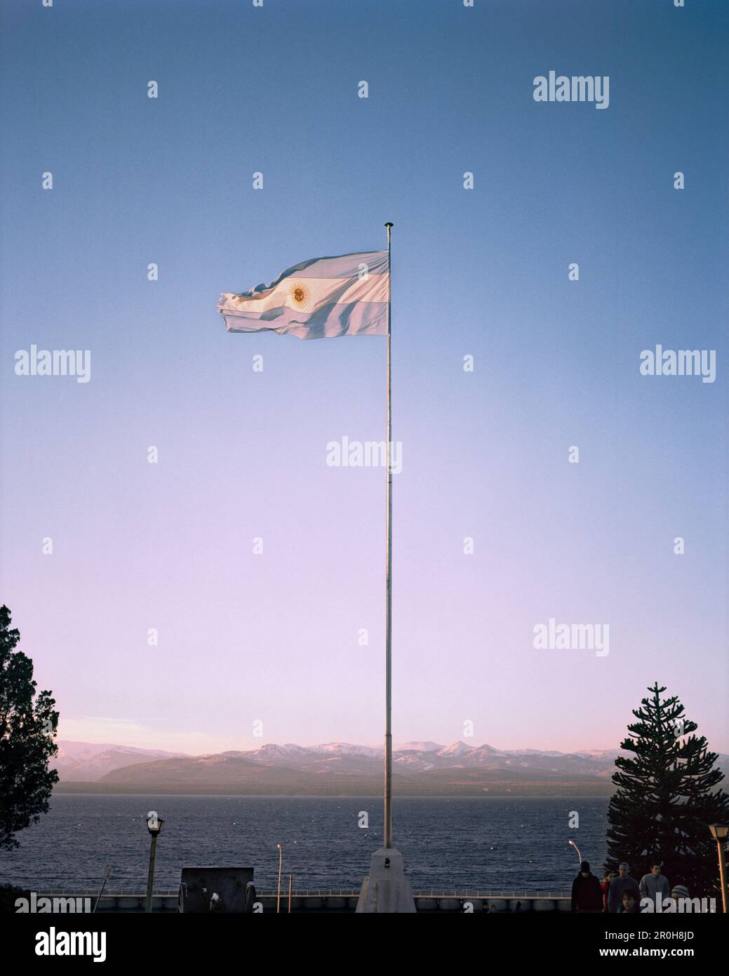L'Argentine, Bariloche, Centro Civico, drapeau de l'Argentine contre le ciel clair Banque D'Images