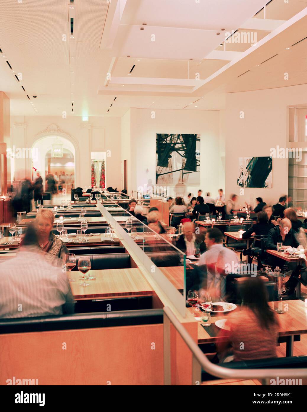 USA, Californie, Los Angeles, l'intérieur du restaurant pendant le service de table de coupe. Banque D'Images