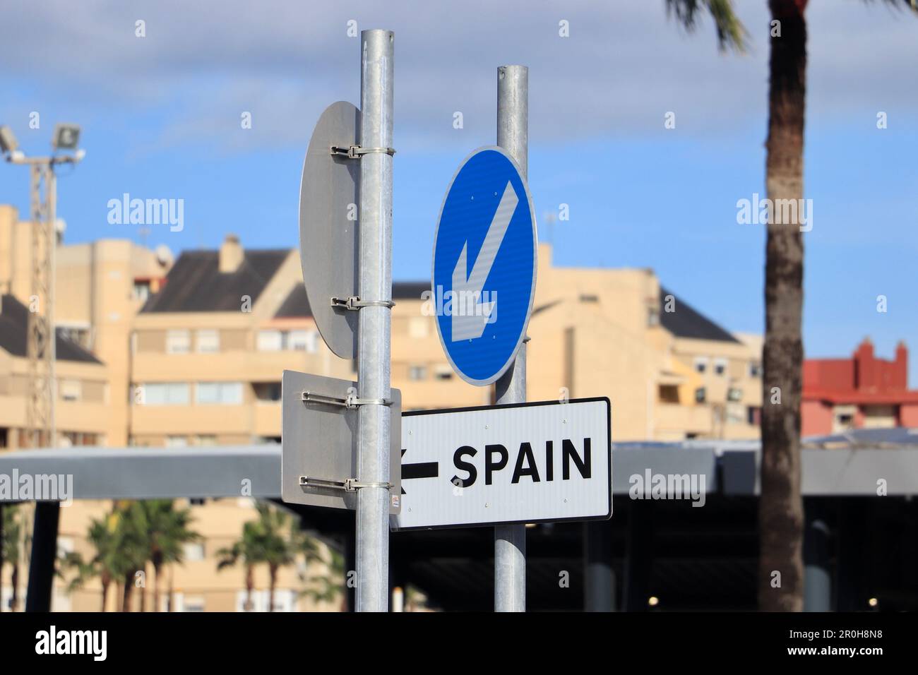 Un panneau de rue "tournez à droite seulement" directive et un panneau supplémentaire indiquant l'emplacement comme Espagne Banque D'Images