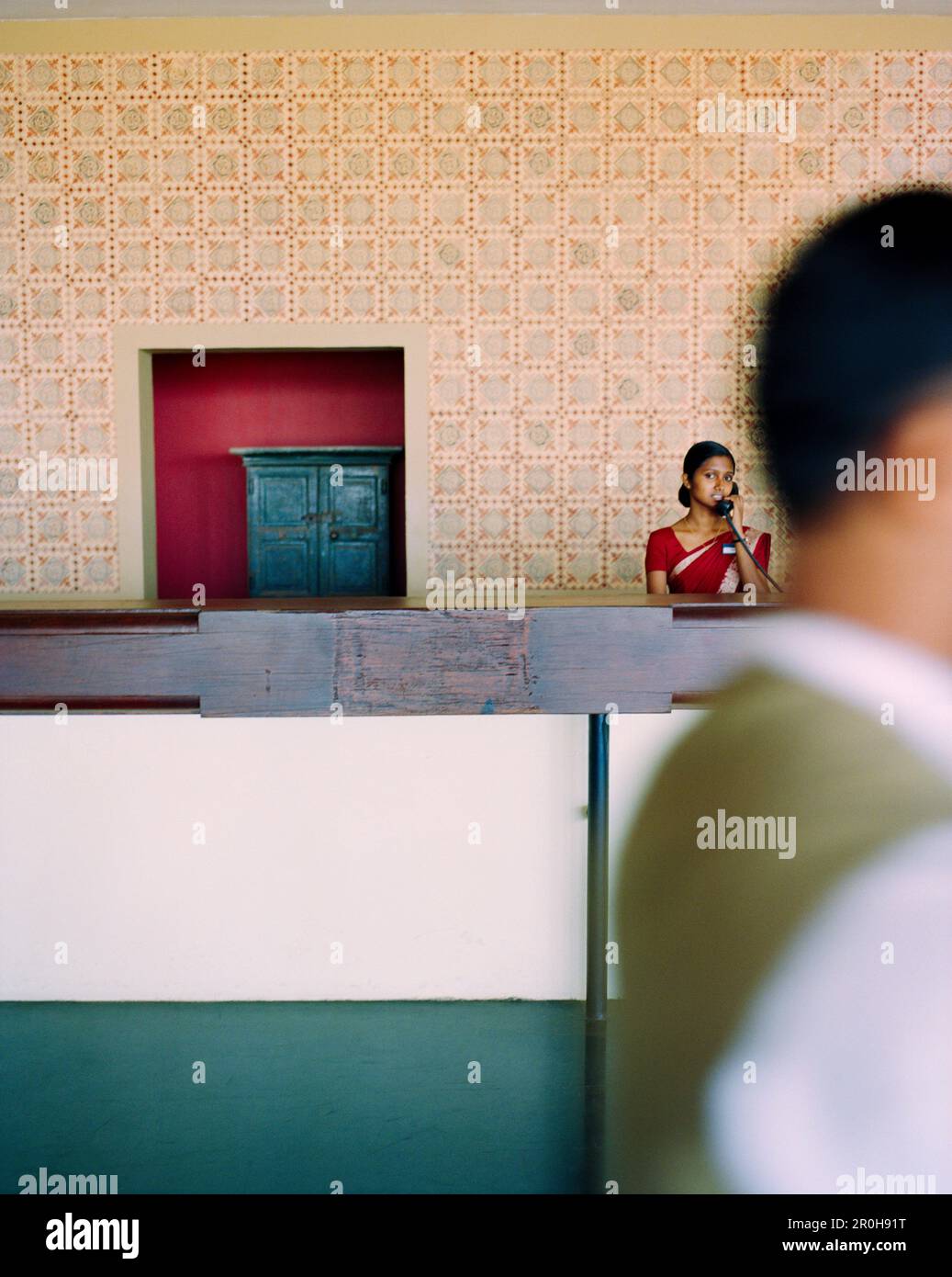 SRI LANKA, l'Asie, Dambulla, femme Réceptionniste parlant au téléphone à l'hôtel Kandalama Banque D'Images