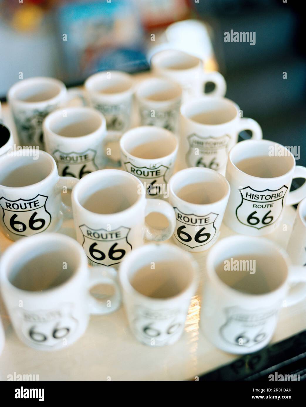 USA, Arizona, mugs avec le symbole de la route 66 sur lui, Winslow Banque D'Images