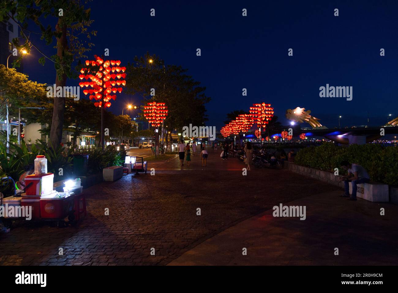 Da Nang, Vietnam - 20 août 2018 : promenade au bord de la rivière Hàn à quelques mètres du pont du Dragon. Banque D'Images