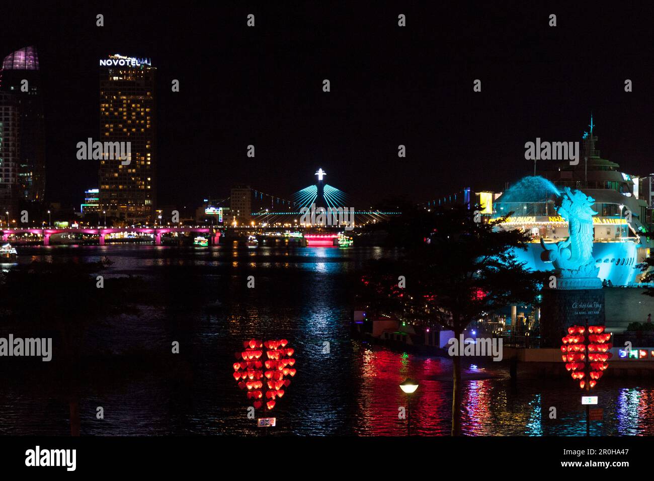 Da Nang, Vietnam - 20 août 2018 : NightShot de la fontaine de carpe du dragon et du pont de la rivière Han. Banque D'Images