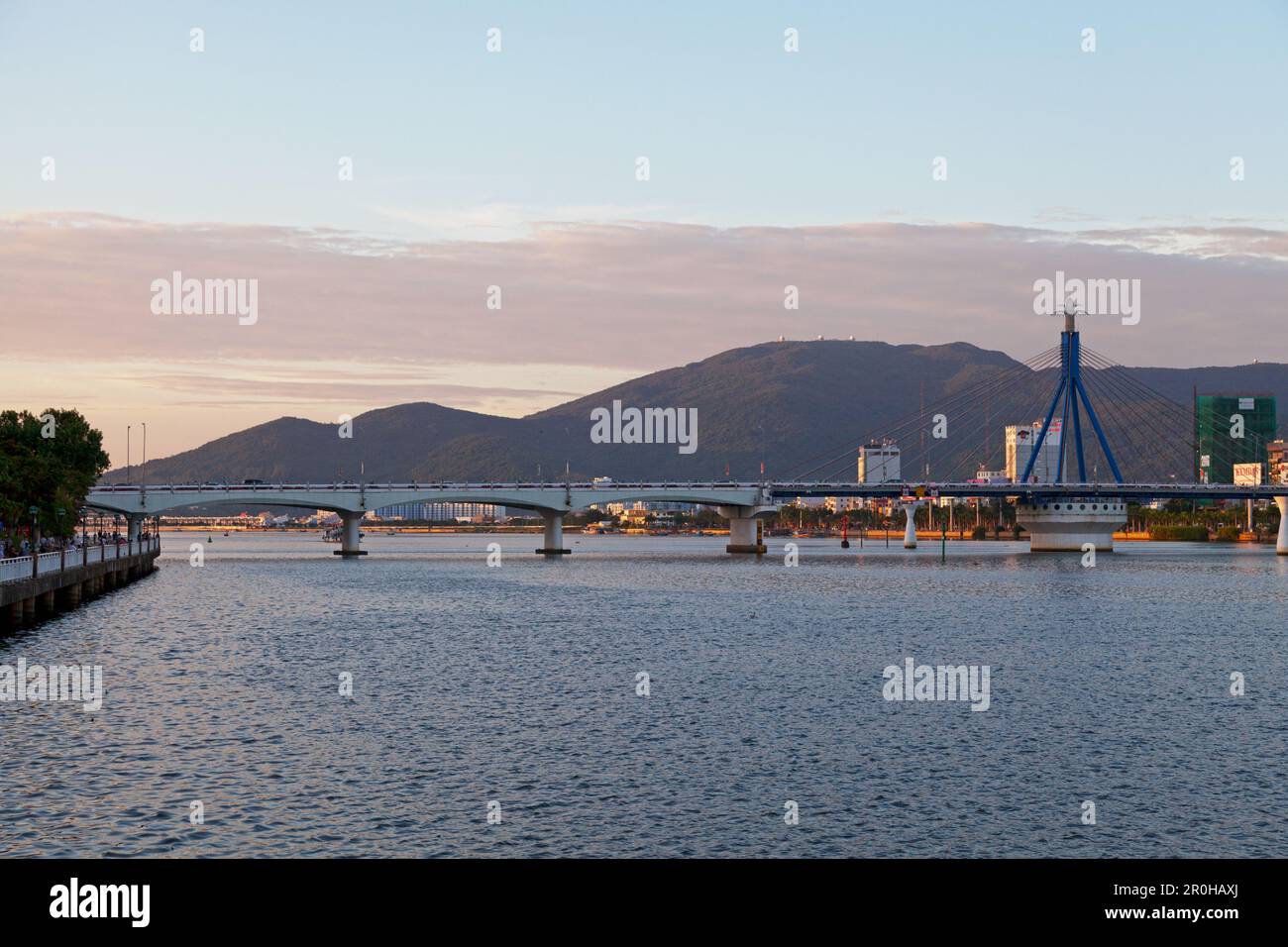 Da Nang, Vietnam - 20 août 2018: Le pont de la rivière Hàn (vietnamien: Cầu Sông Hàn) est un pont suspendu par câble sur le côté ouest de la rivière Hàn. Banque D'Images