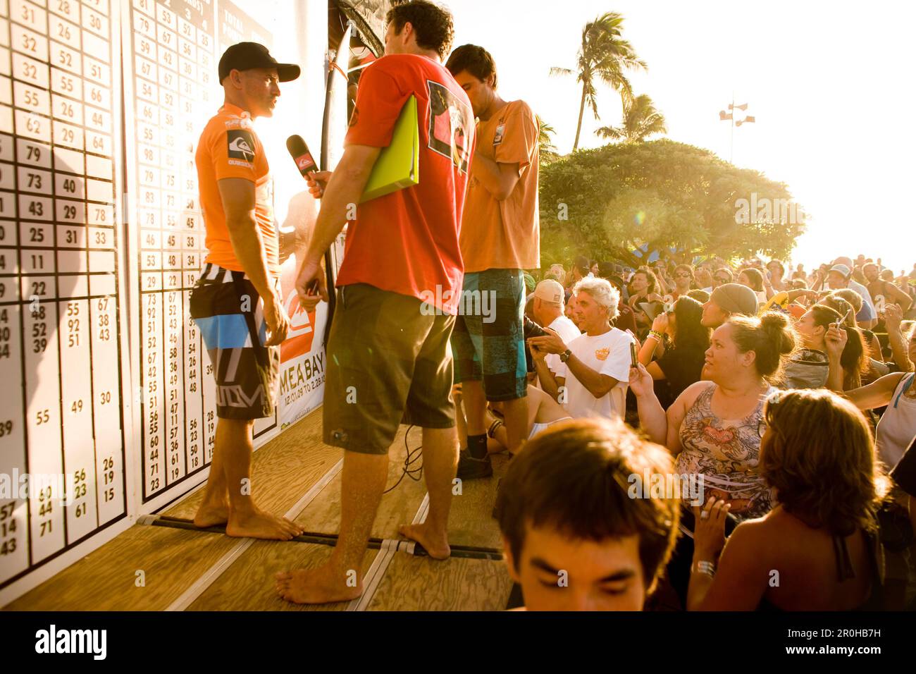 USA, Hawaii, Kelly Slater d'être interviewé à l'Eddie Aikau compétition de surf Banque D'Images