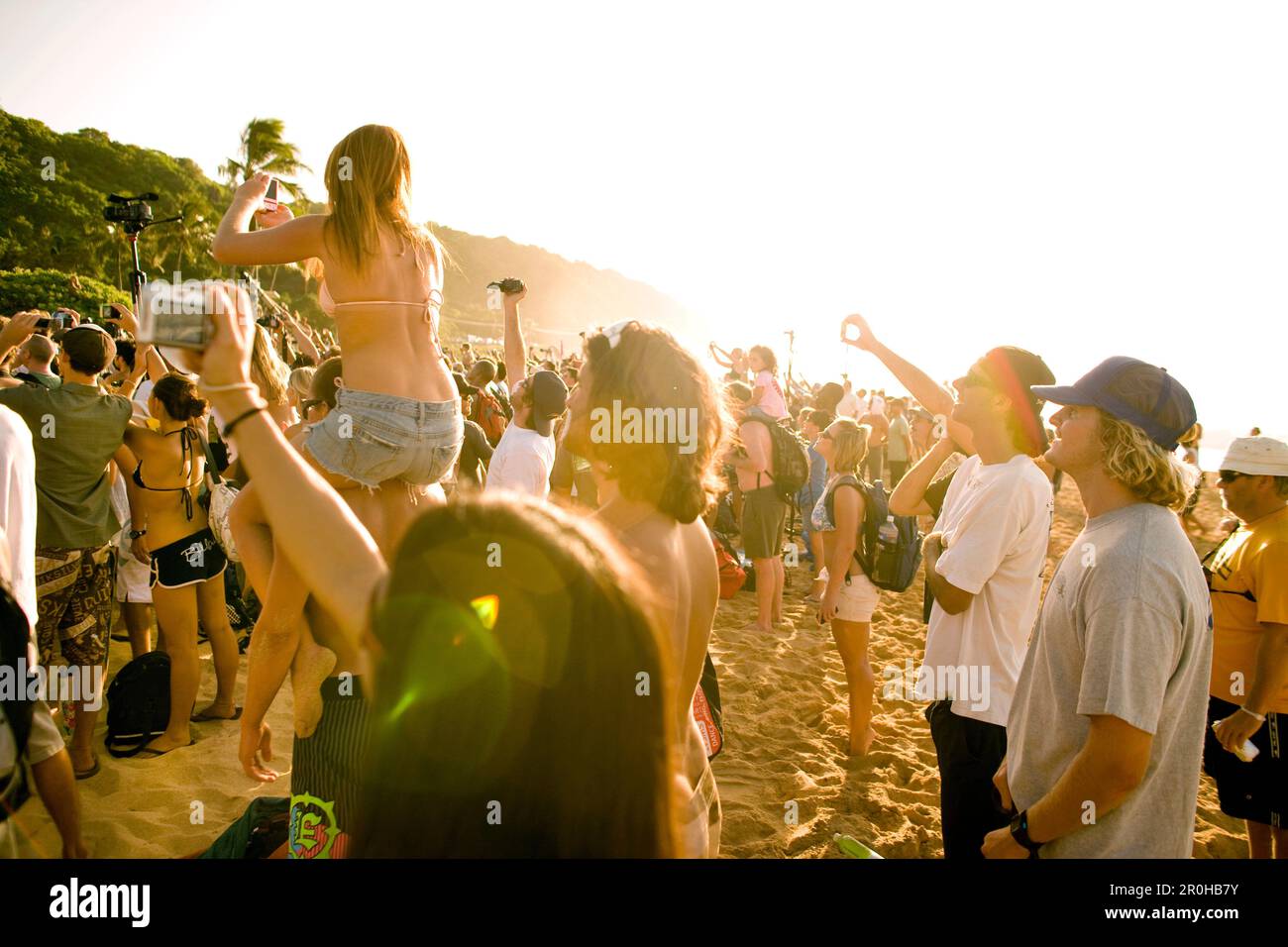 USA, Hawaii, Oahu, la Côte-Nord, les gens qui regardent la cérémonie de remise des prix de la Eddie Aikau surf compétition, Waimea Bay Banque D'Images