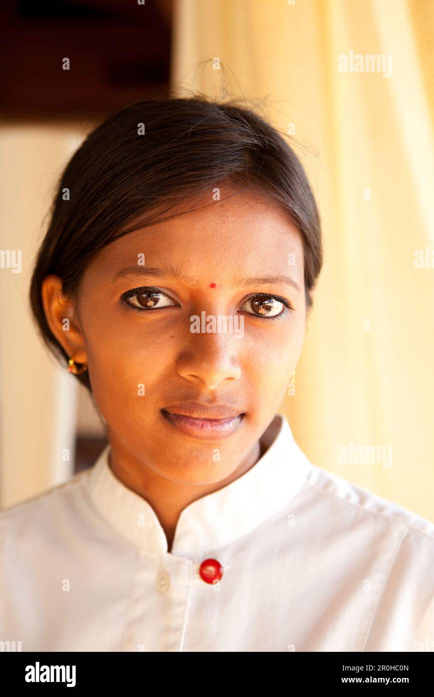 L'ILE MAURICE, Chemin Grenier, une jeune femme employée dans le restaurant de l'hôtel Shanti Maurice Cailloux Banque D'Images