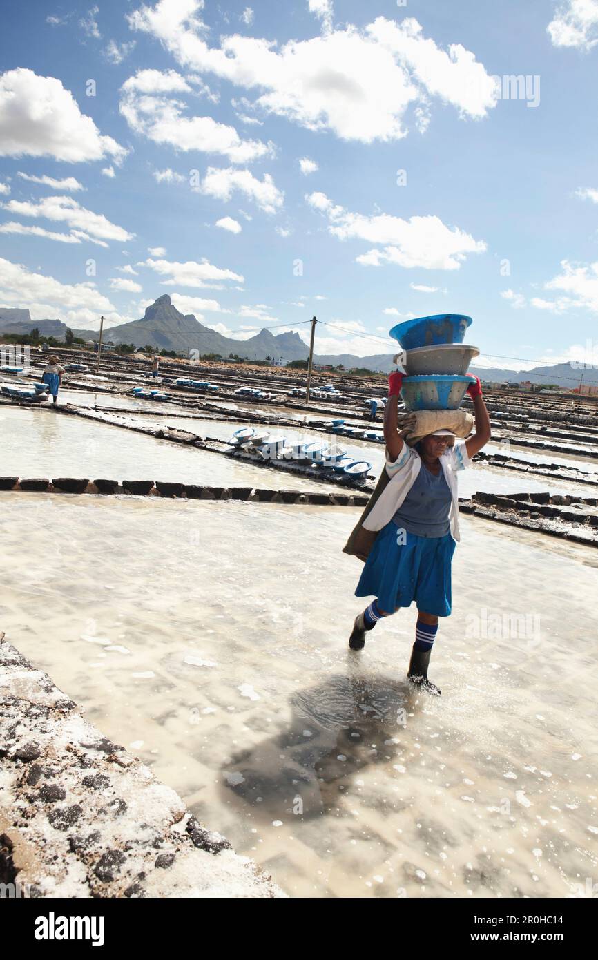L'ILE MAURICE, tamarin, les femmes assument de lourdes charges de sel à une installation de stockage où il est stocké et préparés pour le transport, les Salines de Tamarin Banque D'Images
