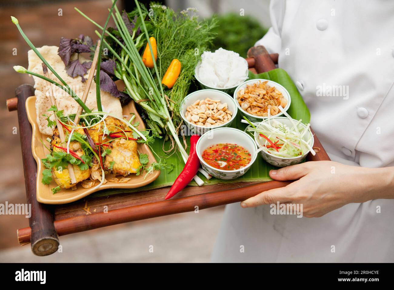 VIETNAM, Hanoi, Le Sofitel Metropole Hotel, chef Kim Hai est titulaire d'un bac rempli de sélections pour le déjeuner Banque D'Images