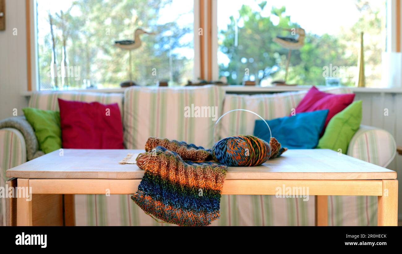 tricoter des choses pour un foulard sur un bureau de salon Banque D'Images