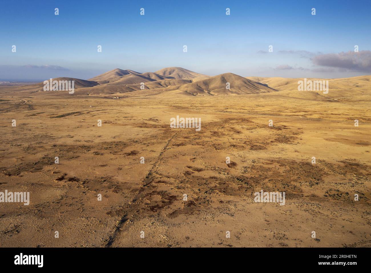 Semi-désert à Tindaya en face des montagnes au nord à El Cotillio, vue aérienne, 2023-01-14, îles Canaries, Fuerteventura Banque D'Images