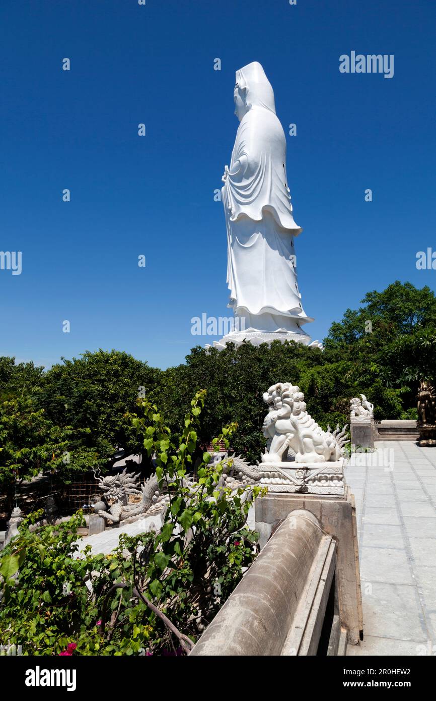 La statue de Guan Yin (Déesse de la Miséricorde) est l'un des symboles de Da Nang au Vietnam. La statue mesure 65m de haut avec un diamètre de fond de 30m (équivalent à Banque D'Images