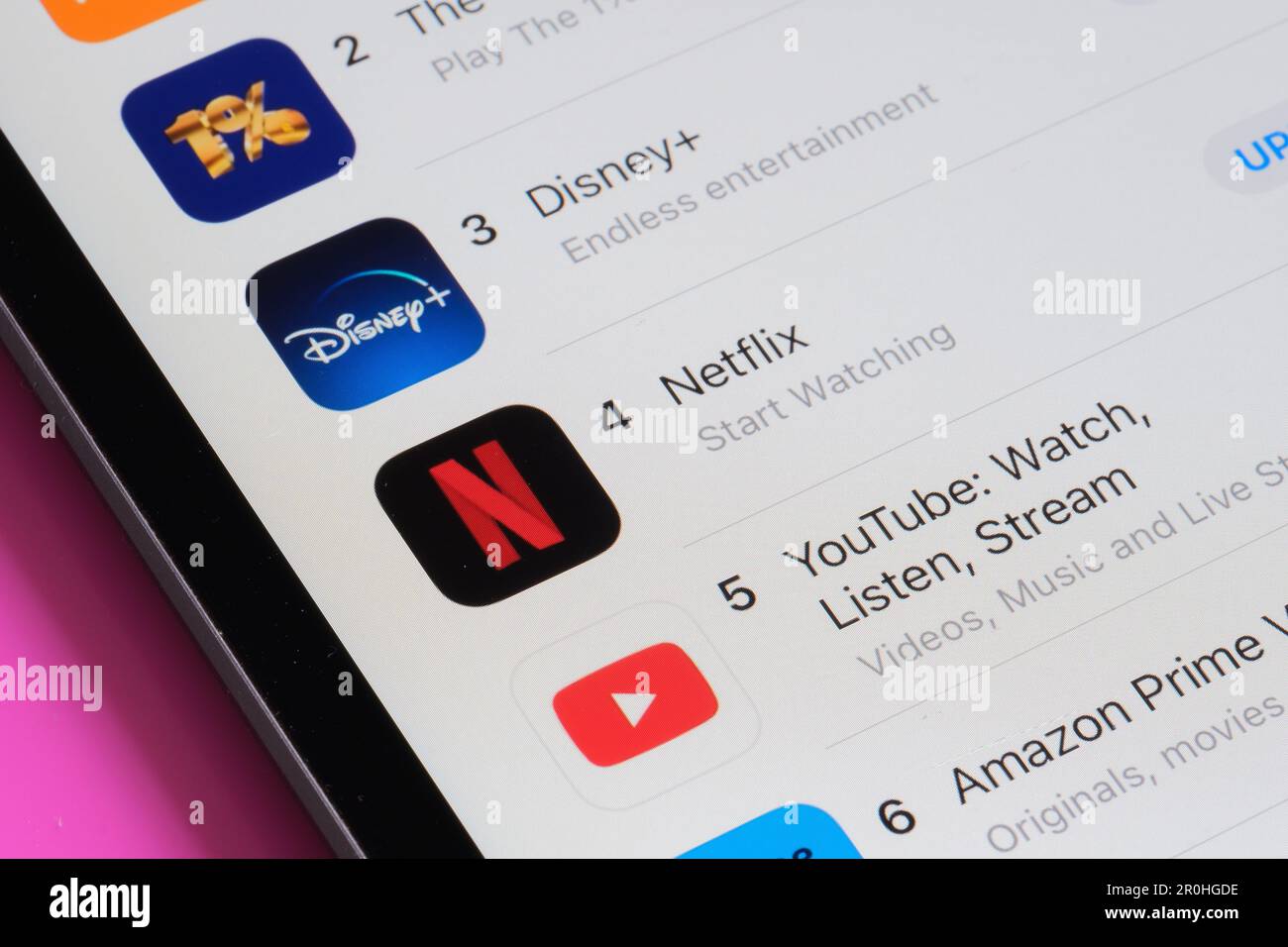 Applications Disney+, Netflix, Youtube et Amazon Prime Video affichées sur l'App Store sur l'écran de l'ipad. Tableau des applications les plus populaires. Mise au point sélective. Stafford, Banque D'Images