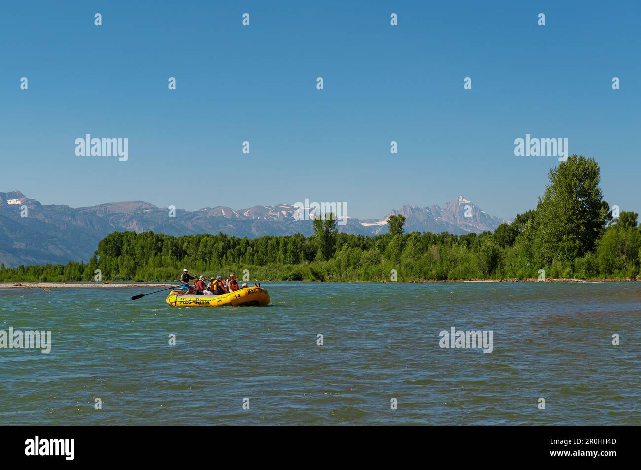 Groupe de touristes sur un rafting panoramique sur la rivière Snake, parc national de Grand Teton, Jackson Hole, Wyoming, États-Unis. Banque D'Images