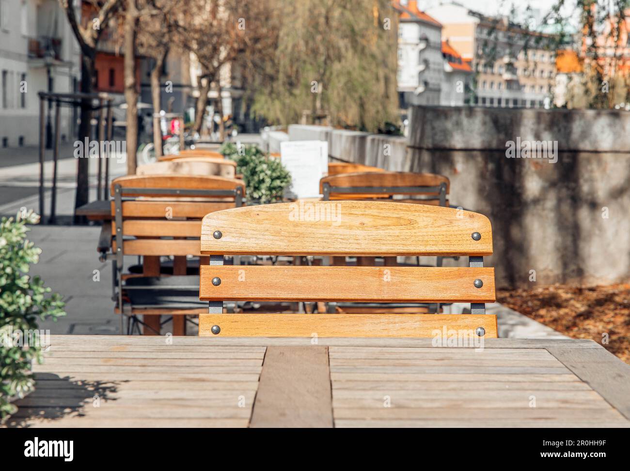 Centre de la ville de Ljubljana, heure du printemps, chaises près du café Banque D'Images