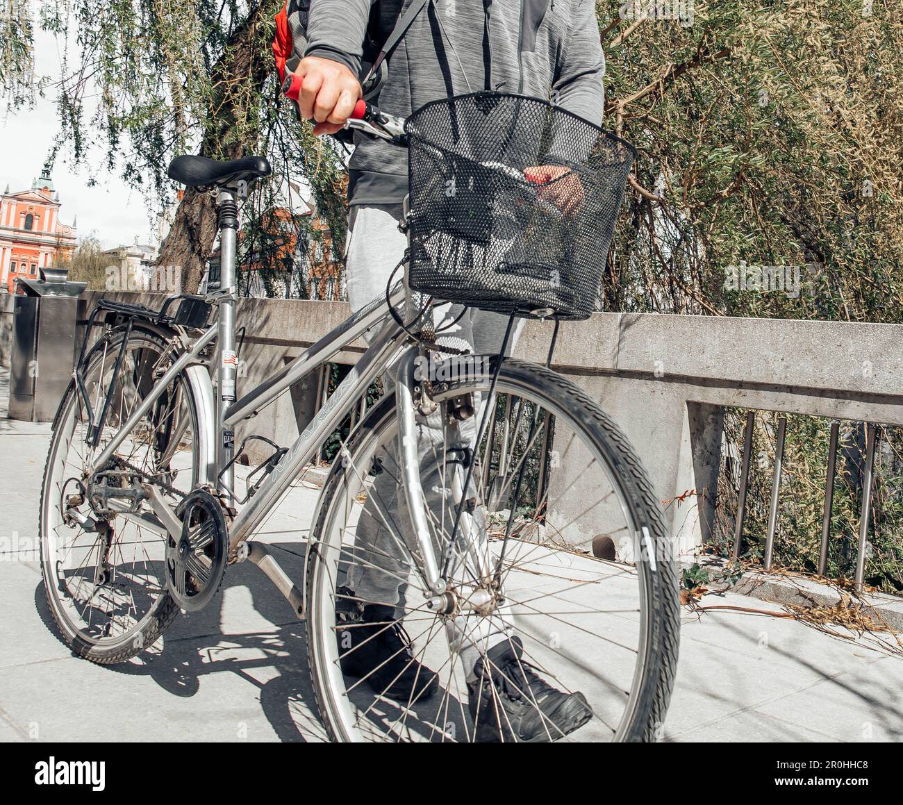 Portrait d'un bel homme de taille basse. Un homme dans une grande ville dans la rue avec un vélo, un concept de style de vie Banque D'Images