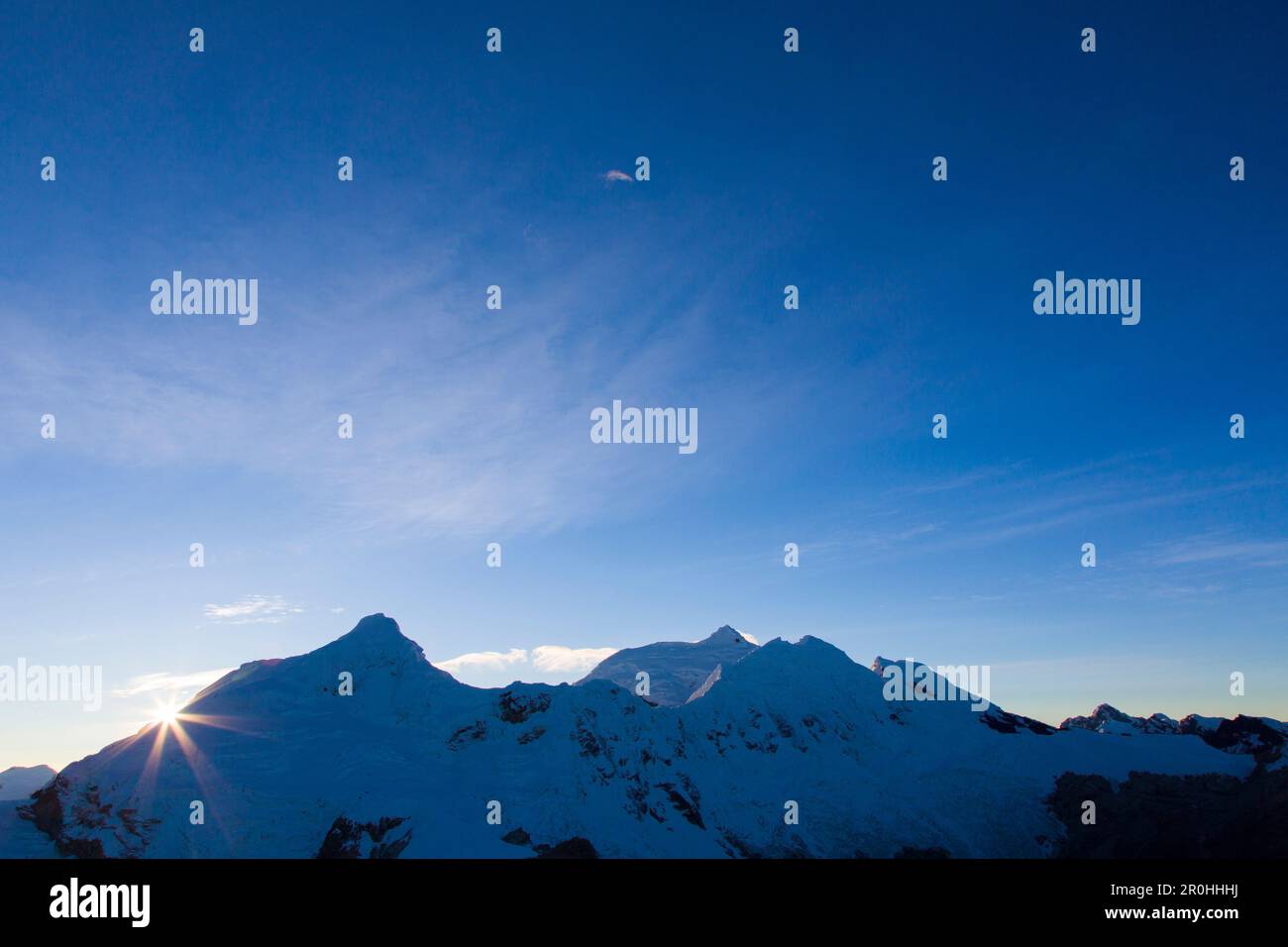 Tocllaraju et Chinchey au lever du soleil, Urus, Pashpa, Ishinca Valley, Huaraz, Ancash, Cordillera Blanca, Pérou Banque D'Images