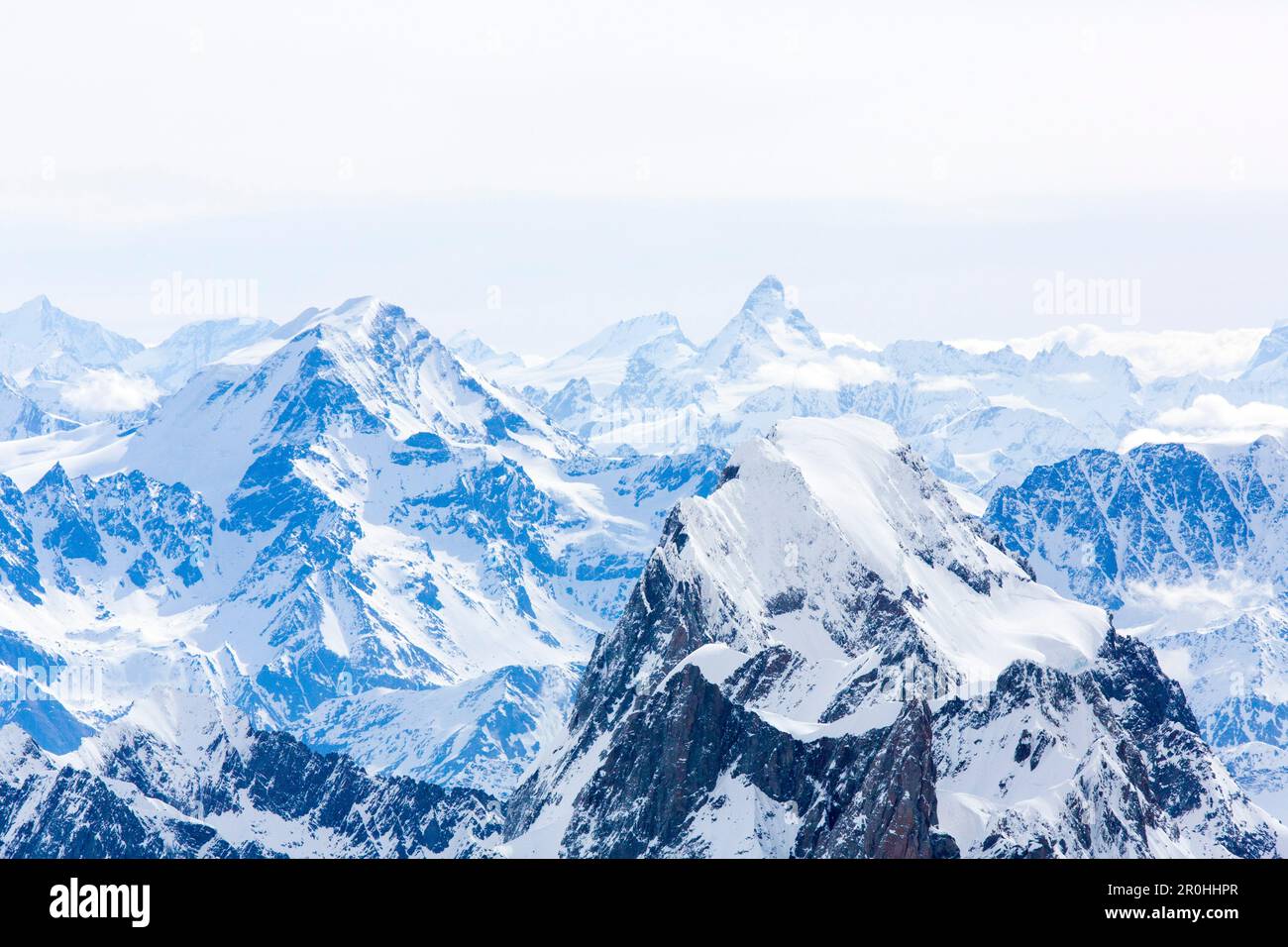 Grand Jorasses avec Grand Combin et Matterhorn en arrière-plan, massif du Mont blanc, Rhône-Alpes, haute-Savoie, France Banque D'Images