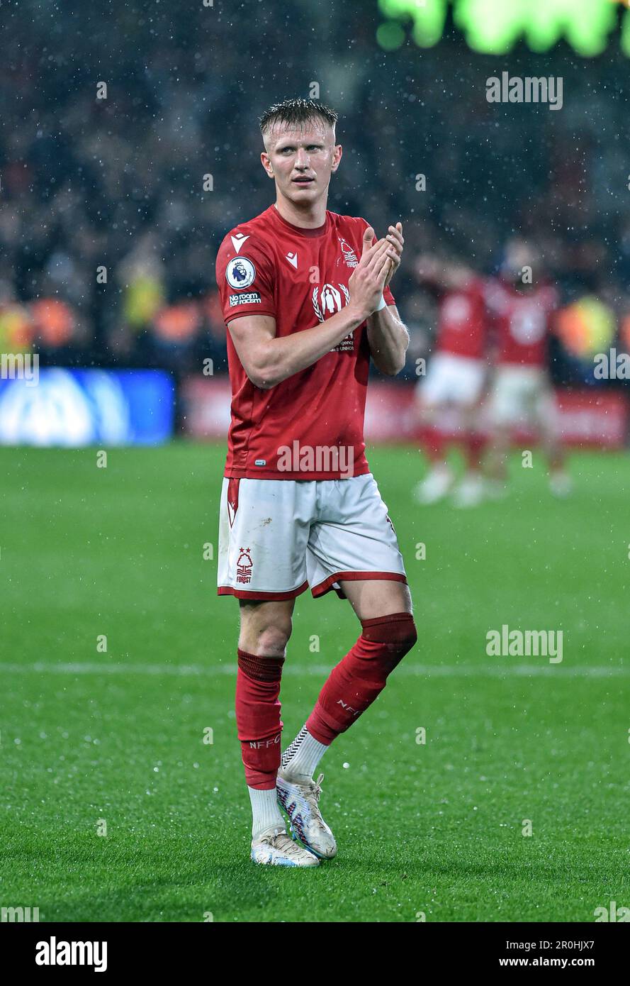 The City Ground, Nottingham, Royaume-Uni. 8th mai 2023. Premier League football, Nottingham Forest versus Southampton ; Sam Suridge de Nottingham Forest applaudit les fans de la maison après le dernier coup de sifflet Credit: Action plus Sports/Alay Live News Banque D'Images