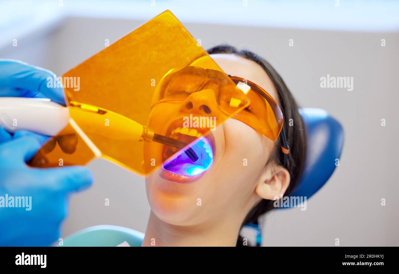 Il s'avère que la fée à dents est réelle. une jeune femme ayant une procédure dentaire a exécuté sur elle. Banque D'Images