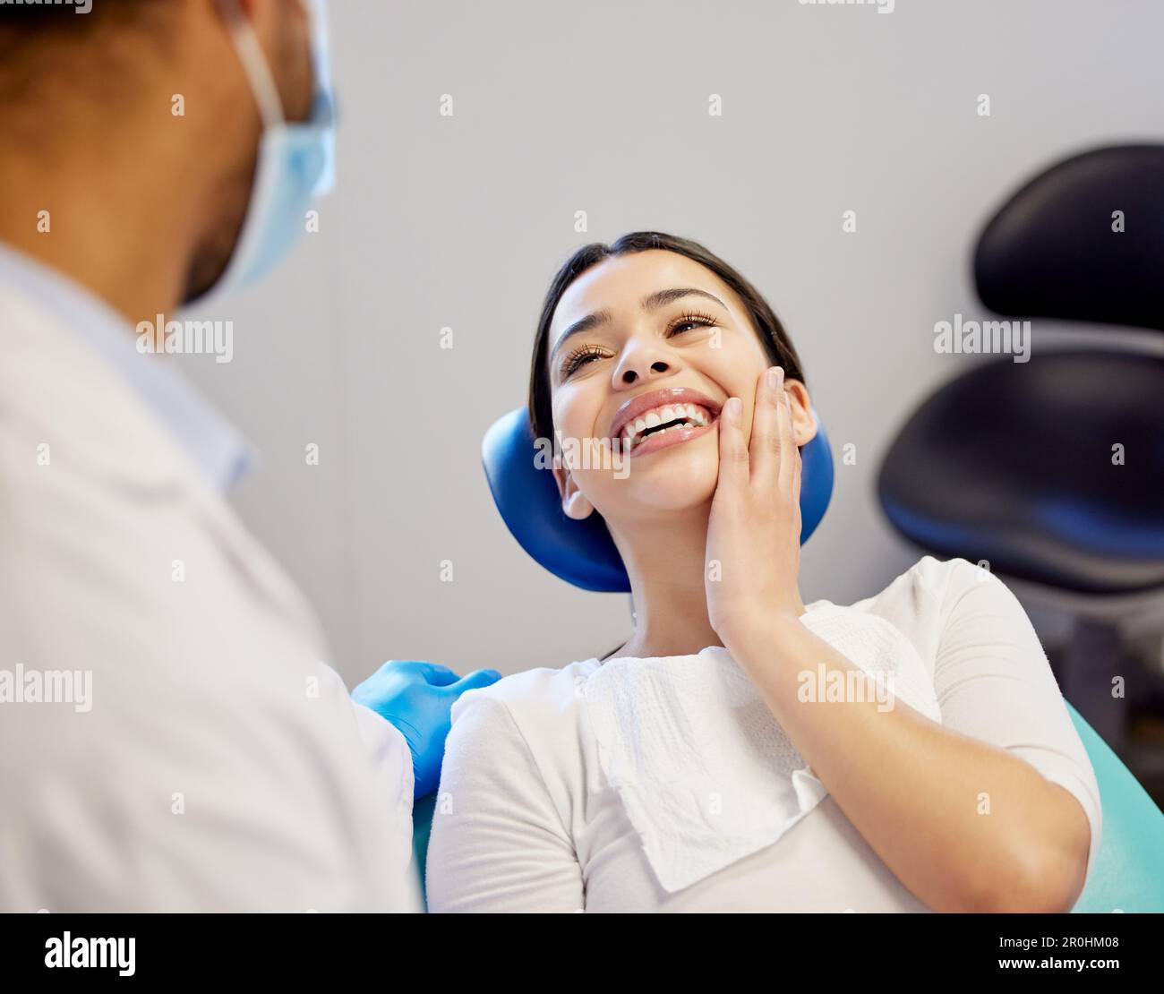 Mes dents n'ont jamais semblé mieux. une jeune femme qui s'est vue satisfaite après avoir eu une intervention dentaire sur elle. Banque D'Images