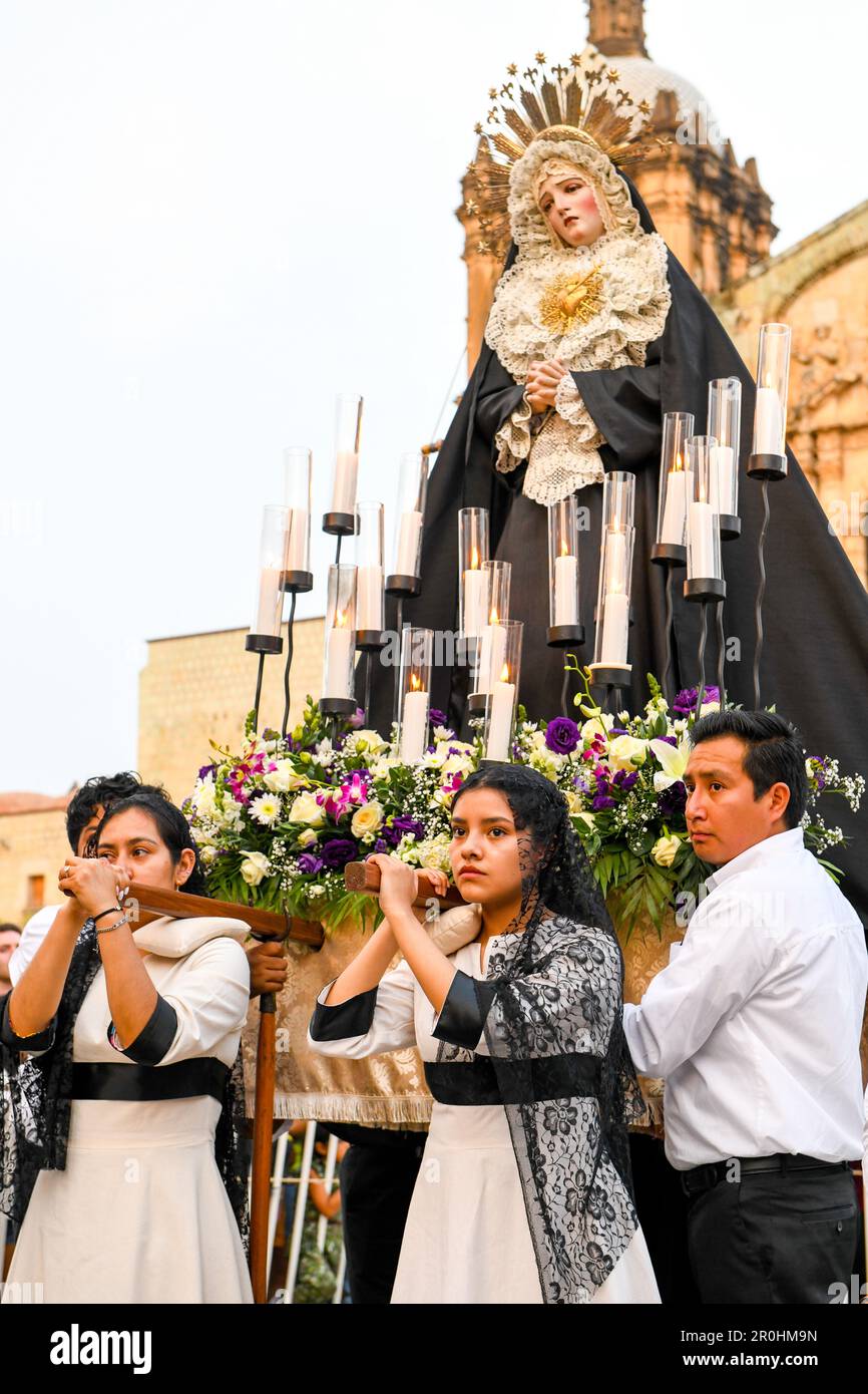 Vendredi Saint-Domingue lors de la procession silencieuse à Oaxaca de Juarez, au Mexique, en face de l'église Saint-Domingue pendant le Santa Semana (Pâques) Banque D'Images