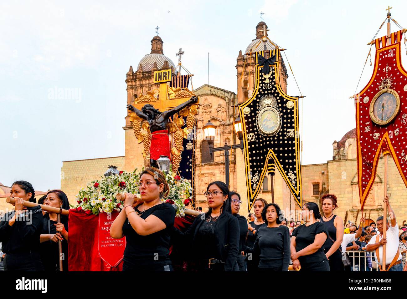 Vendredi Saint-Domingue lors de la procession silencieuse à Oaxaca de Juarez, au Mexique, en face de l'église Saint-Domingue pendant le Santa Semana (Pâques) Banque D'Images