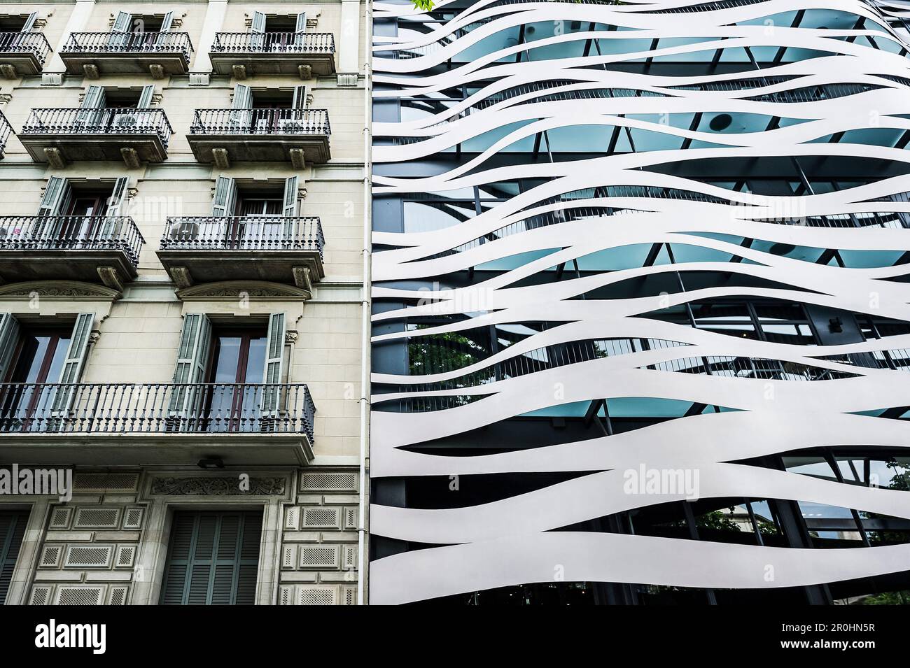 Façade moderne et ancienne d'un bâtiment, Passeig de Gracia,Barcelone,Espagne Banque D'Images