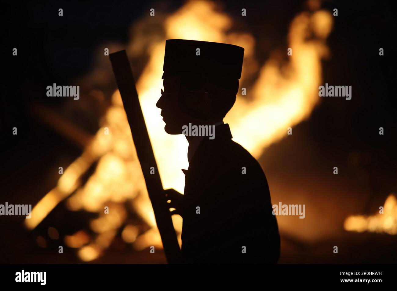 (230508) -- ASHDOD (ISRAËL), 8 mai 2023 (Xinhua) -- un juif ultra-orthodoxe participe aux célébrations de la fête juive du lag baOmer à Ashdod, Israël, sur 8 mai 2023. (Ilan Assayag/JINI via Xinhua) Banque D'Images