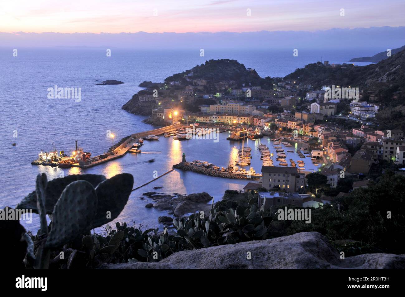 Paysage côtier avec port de Giglio, Giglio Porto, île de Giglio à Mar Tirreno, Toscane du Sud, Toscane, Italie Banque D'Images