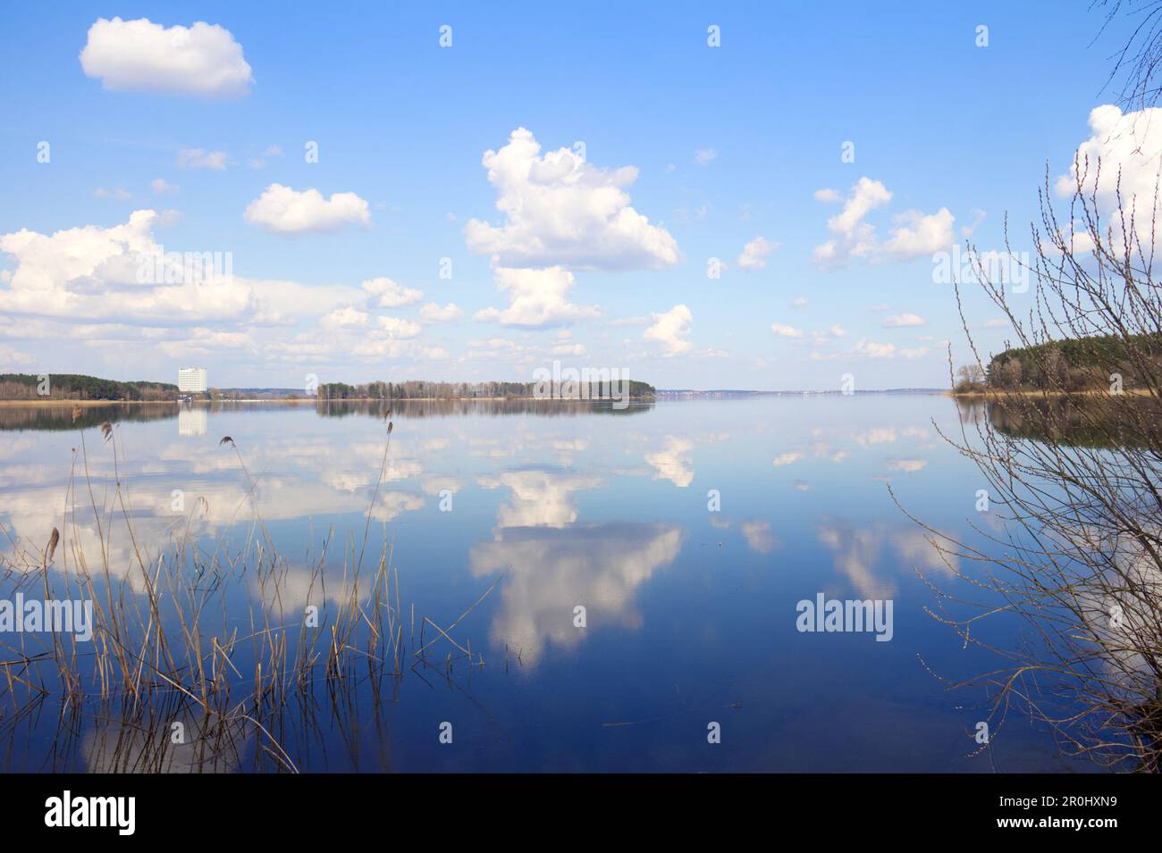 Grand lac STILL au printemps jour ensoleillé. Ciel bleu avec de beaux cumulus blancs. Paysage tranquille. Banque D'Images