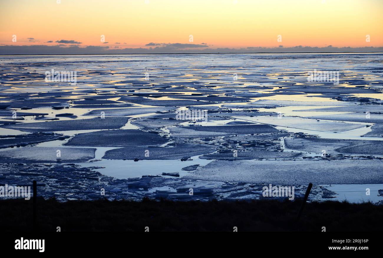 Floe de glace dans la mer près du périphérique, Porsmork, sud de l'Islande en hiver, Islande Banque D'Images