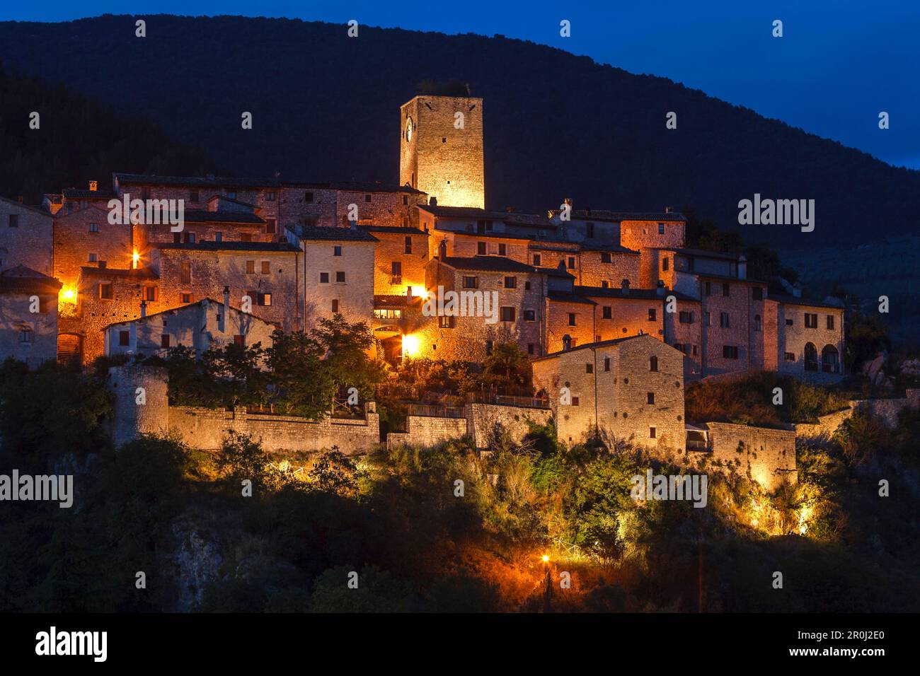 Château médiéval dans la ville d'Arrone, vallée de la rivière Nera, Saint François d'Assise, via Francigena di San Francesco, St. Francis Way, province de Banque D'Images