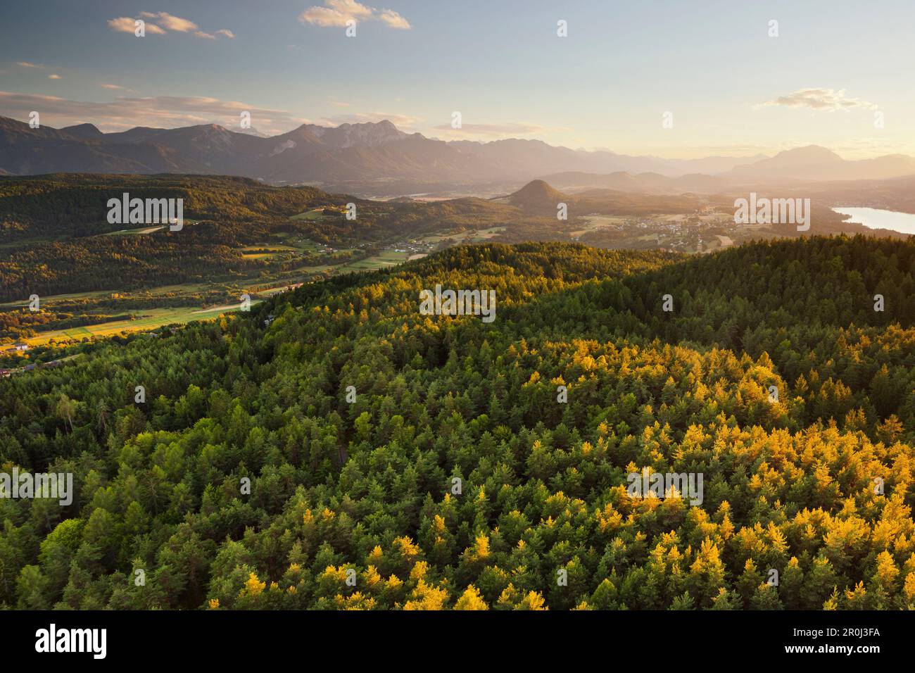 Vue depuis la plate-forme d'observation sur la tour Pyramidenkogel, Karawanks, Carinthie, Autriche Banque D'Images