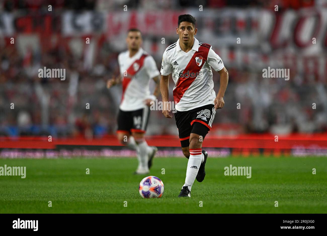 Argentine, Buenos Aires - 07 mai 2023: Rodrigo Aliendro de River plate control ball pendant le Torneo Binance 2023 de Argentina Liga Profesional Match Banque D'Images