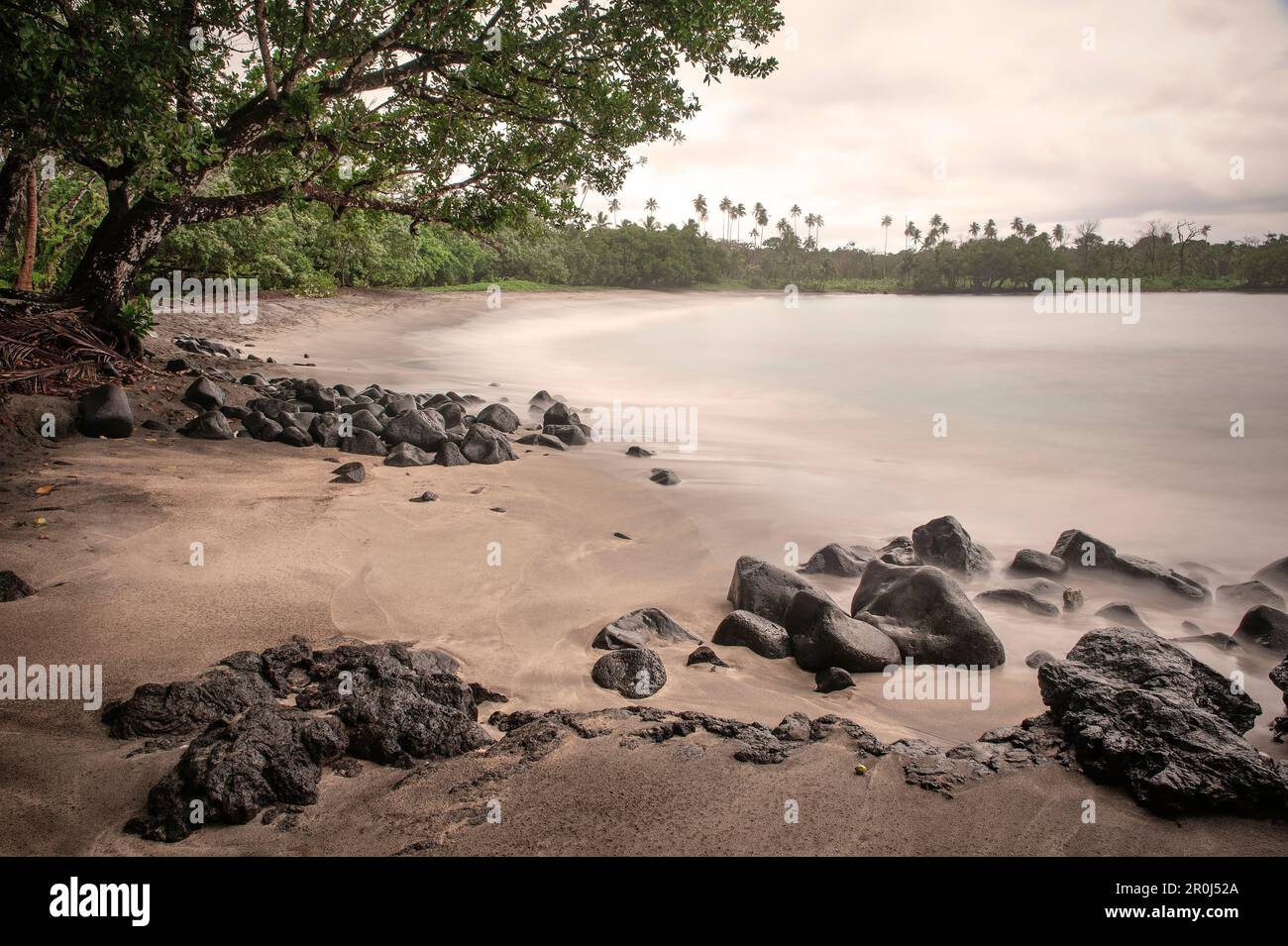 Plage de sable noir d'Aganoa, autour d'Apia, Upolu, Samoa occidentales, îles du Pacifique Sud Banque D'Images