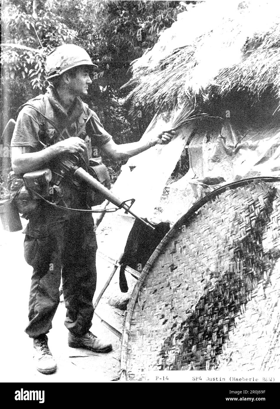 SP4 Dustin incendiant une habitation dans le village vietnamien de My Lai après qu'environ 500 civils ont été massacrés par les troupes américaines pendant la guerre du Vietnam. Banque D'Images