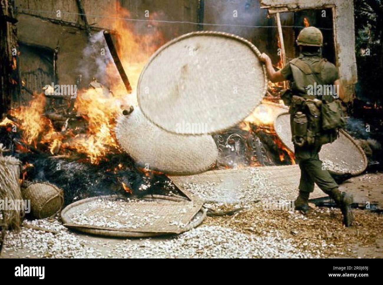 SP5 Capezza brûlant une habitation dans le village vietnamien de My Lai après environ 500 civils ont été massacrés par les troupes américaines pendant la guerre du Vietnam. Banque D'Images