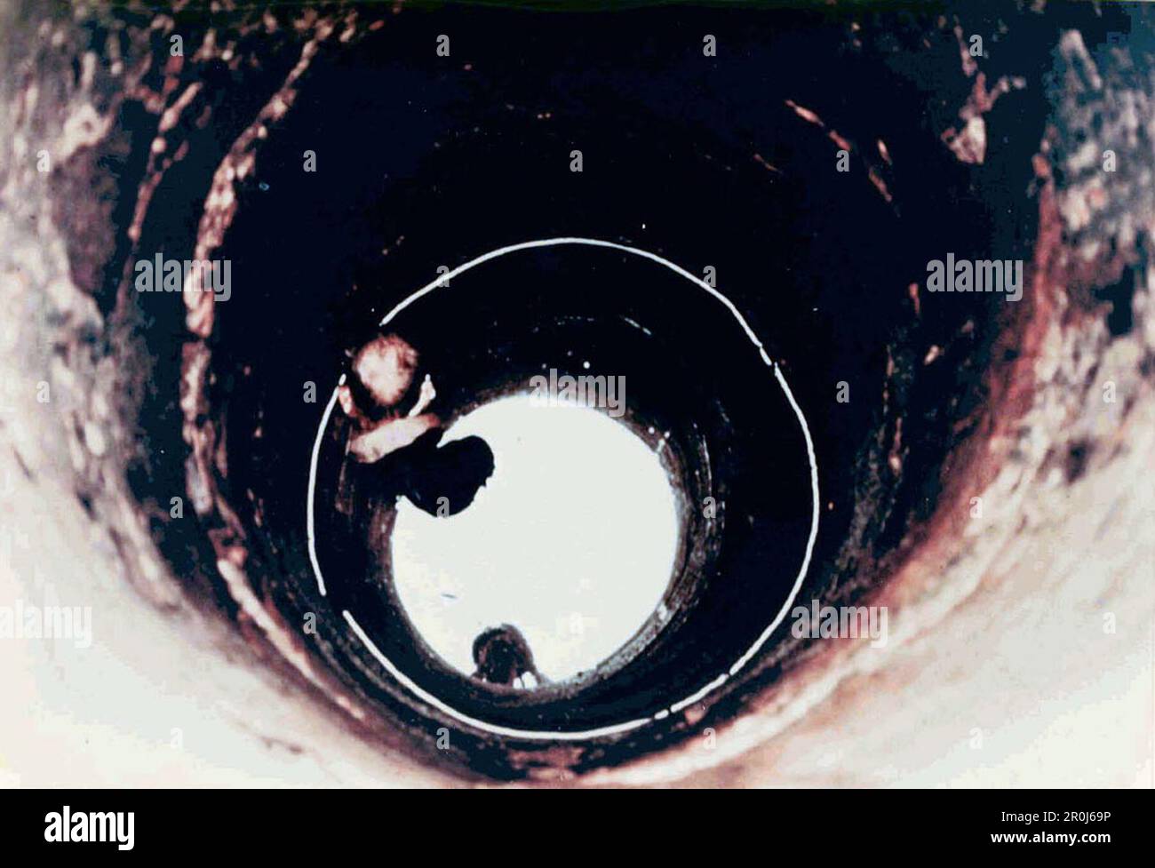 Un cadavre non identifié a jeté un puits sur le village vietnamien de My Lai après qu'environ 500 civils ont été massacrés par les troupes américaines pendant la guerre du Vietnam. Banque D'Images
