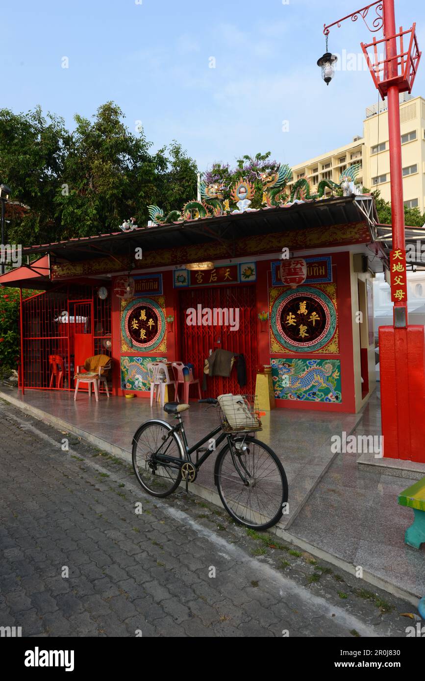 Un vélo près d'un petit temple chinois à Wat Liap, Bangkok, Thaïlande. Banque D'Images