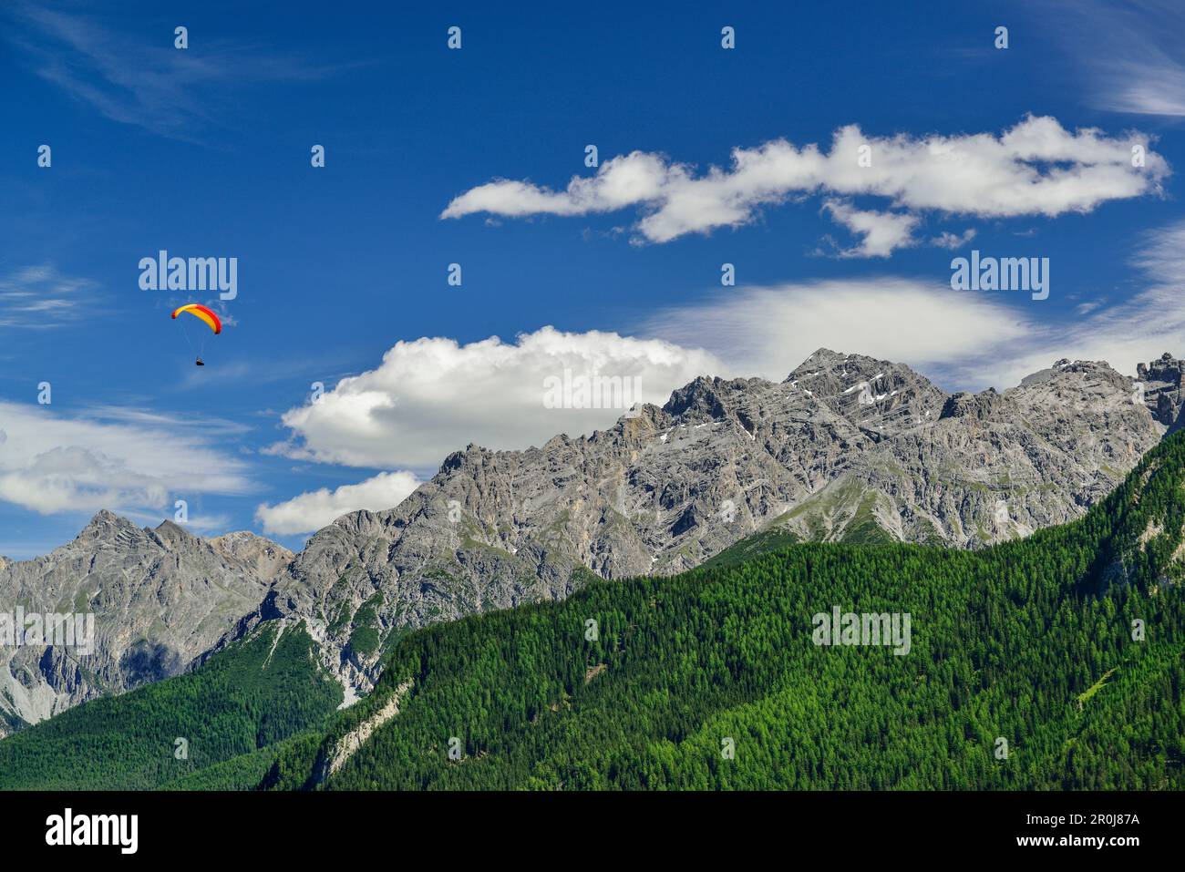 Parapente en plein air, Alpes de Sesvenna en arrière-plan, Ardez, Basse Engadine, canton de Graubuenden, Suisse Banque D'Images