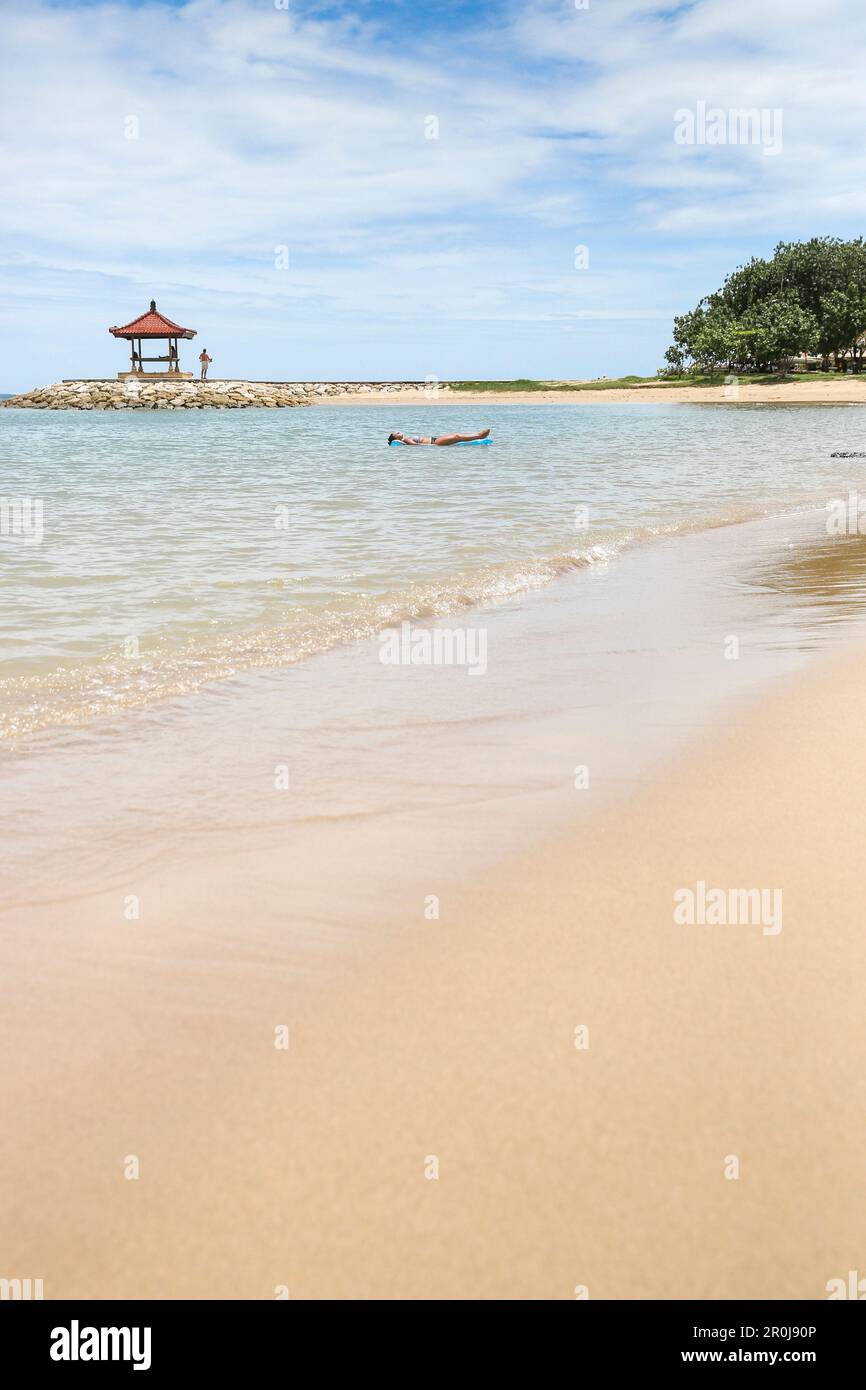 Petit temple at beach, Sanur, Denpasar, Bali, Indonésie Banque D'Images