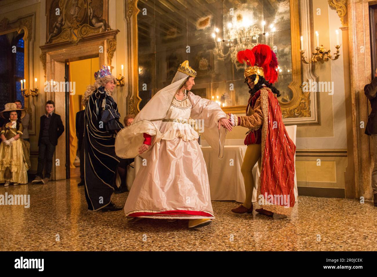 Carnaval, invités dansant en costumes, Palazzo Zeno ai Frari, piano nobile, noble étage, boule privée masquée, Venise, Italie Banque D'Images