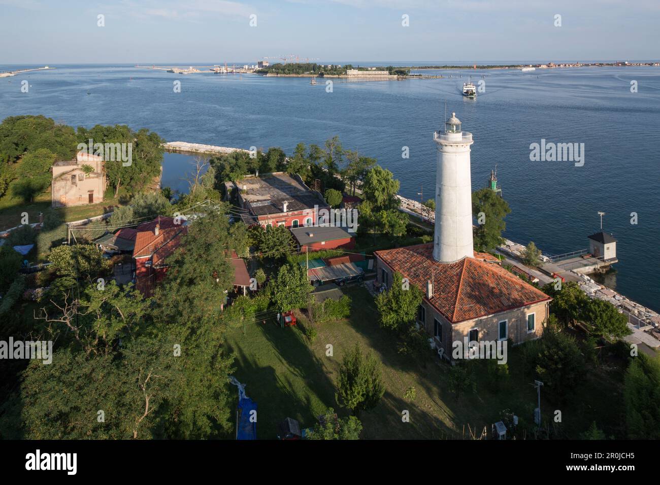 Vue sur le vieux phare d'Alberoni et la station pilote à la sortie Malamocco, fin du Lido, fond MOSE, lagune, Venise, Italie Banque D'Images