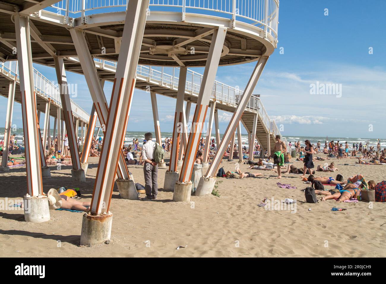 Plage de sable populaire, escalier en acier et plate-forme d'observation, rampe, Lido, Mer Adriatique, Venise, Italie Banque D'Images