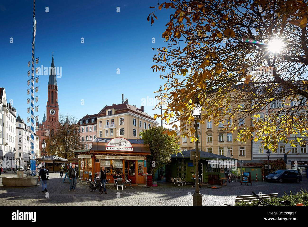 Vue sur Wiener Platz jusqu'à l'église paroissiale de St. Jean-Baptiste, Munich, Bavière, Allemagne Banque D'Images