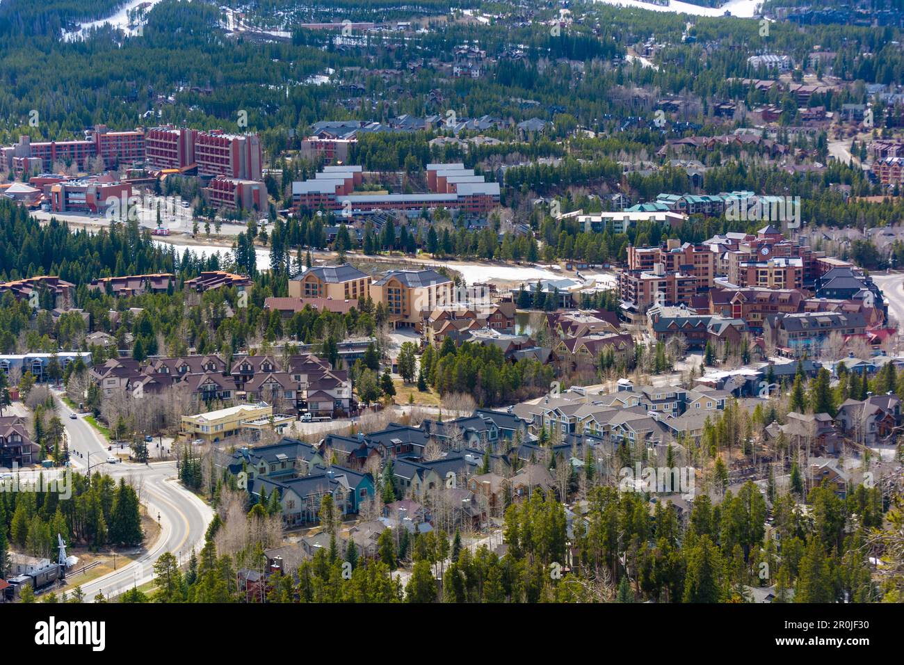 Centre-ville de Breckenridge, Colorado en hiver pendant la journée avec les montagnes en arrière-plan Banque D'Images