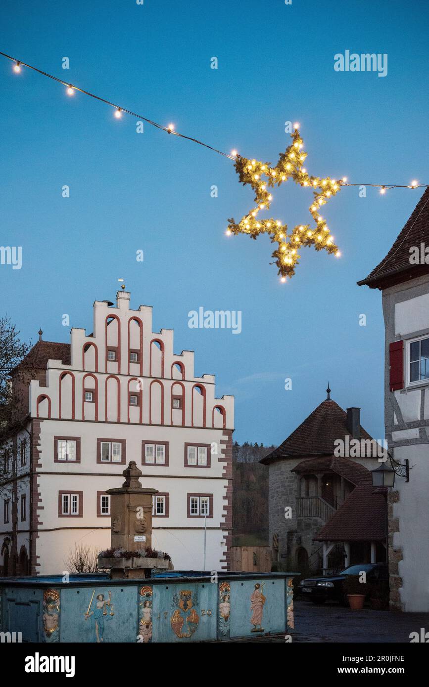 Vue sur le puits de la ville et le château avec l'étoile de noël, Vellberg, Schwaebisch Hall, Bade-Wurtemberg, Allemagne Banque D'Images