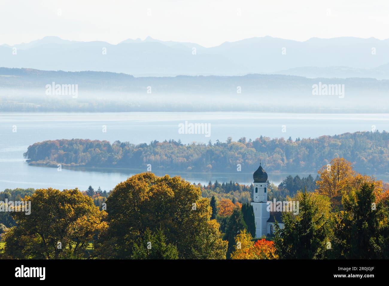 Vue d'Ilkahoehe à travers le lac Starnberg jusqu'aux alpes, automne, chapelle avec tour en forme d'oignon, près de Tutzing, région de Starnberg cinq lacs, Starnberg, B Banque D'Images