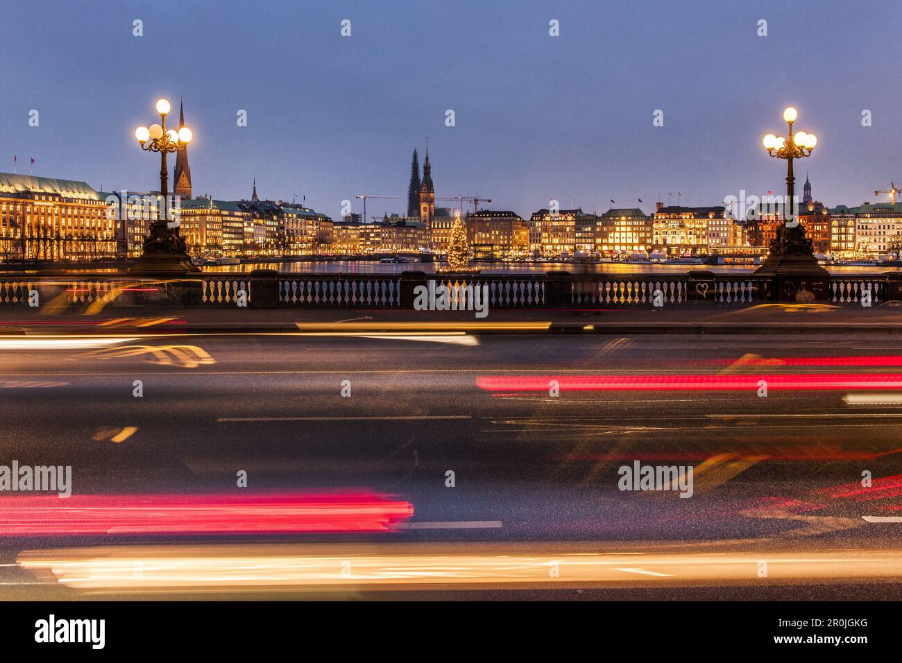 Vue depuis le pont Lombardsbridge sur le Binnenalster à Jungfernstieg et à l'hôtel de ville au crépuscule à Noël, Hambourg, Allemagne Banque D'Images